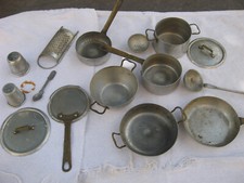Lot de pièces de dinette ancienne en alu/fer blanc pour poupée/poupon vintage 