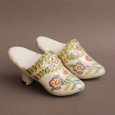 Faïence du Nord ou Rouen - Paire de souliers - Bouquet fleuri - XVIIIe