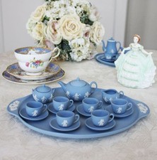 Service à thé miniature en jaspe bleu Wedgwood motif heure de danse du Japon