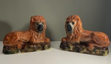 Paire de lions couchés