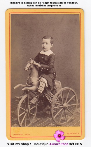 Enfant sur son tricycle - sur,