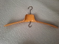 Ancien CINTRE à large COL épais en BOIS probablement pour chemise