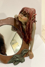 Statuette elfe tenant un miroir