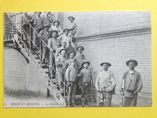 cpa Scène et Type FRANCE MINES et MINEURS La Descente à la MINE Ouvriers Lampe