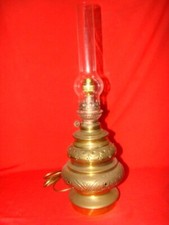 lampe à pétrole en laiton repoussé ,ép. XIXème électrifiée  en lampe d'appoint