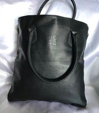 Sac bandoulière Givenchy,noir cuir synthétique,taille 40x30x7 cm