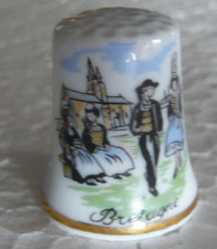 Dé à coudre de collection en porcelaine décoré Bretons en costumes traditionnels