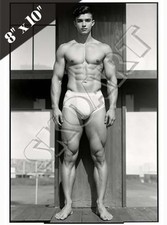 Jeune homme torse nu en