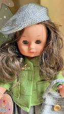 poupee mode travaux emilie  NEUVE CHEVEUX fonce YEUX BLEUS tenue superbe
