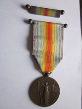 BELLE MEDAILLE  INTERALLIEE  AVEC RAPPEL ET ATTACHE BOULLES