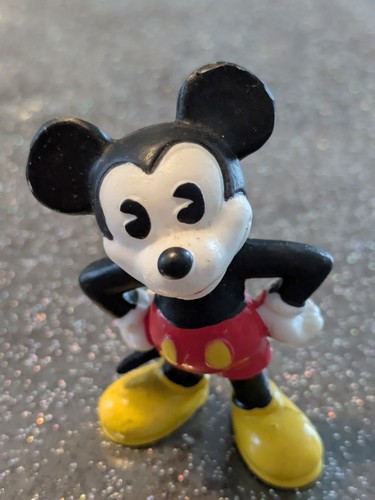 Figurine mickey bras sur - sur, les