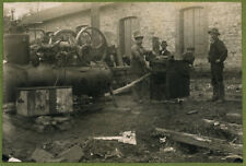 2 photos de cheminots rabotant des traverses de chemin de fer. Circa 1920.