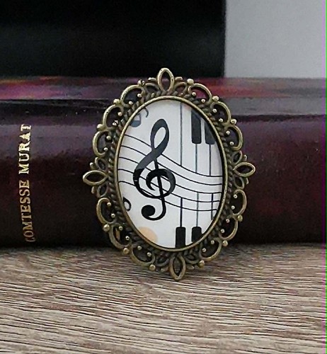 Broche avec une clé sol - broche,