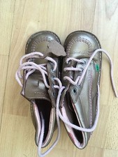 Bottes kickers fille EURO TAILLE 34 UK TAILLE 2. A un peu de tache