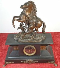 HORLOGE D'ÉTAGÈRE. CHEVAL DE