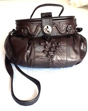 Sac à main Trezeta en cuir d’agneau noir très souple avec grappes de raisins ...