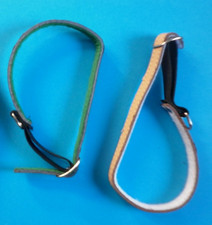 Deux laisses en cuir pour chat