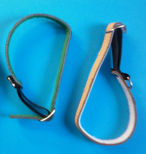 Deux laisses cuir pour chat - laisses,