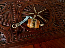 Ancien mètre de couturière forme de tonneau bois    N . Dame Le Puy