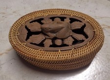 Ancienne boite en rotin tressé avec grenouille sculptée à la main  Art Indonésie