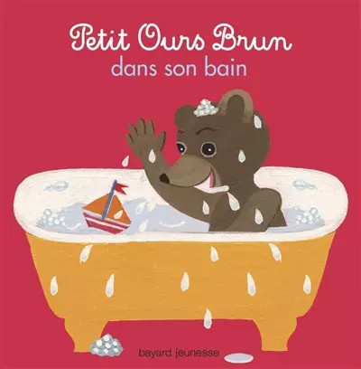 Petit ours brun dans son - , bain