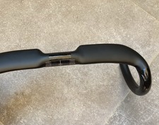 Mêmes caractéristiques que le cintre route aérodynamique Enve Ses.