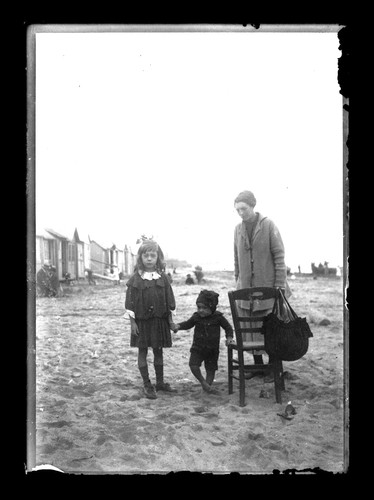 T029 enfants plage - à, la