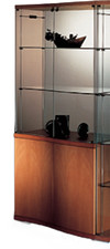 Vitrine Haut de Gamme Reflex Angelo – Verre Courbé & Noyer Laqué, Excellent État