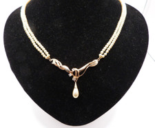 Ravissant collier ras de cou en perles de Majorque, zircons et vermeil.