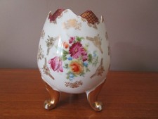 Vase tripode en forme d'œuf