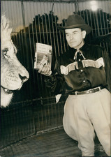 Le dompteur Jim Frey avec son livre et un lion, 1957, Vintage silver print Vinta