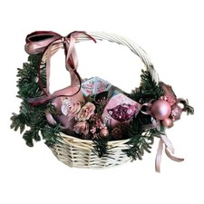 Panier cadeau de Noël avec thé, chocolats et tasse