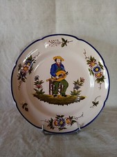 Saint Clément, France, assiette au joueur de vielle signée Pierre Dubois