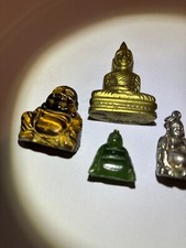 4 bouddha ancien bronze, Jade, œil de tigrées et  un métal à  définir définir