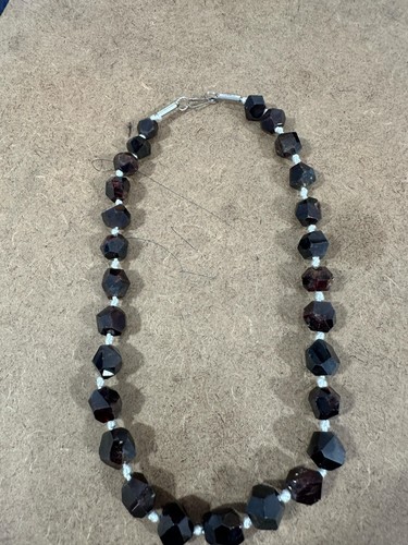 Collier perles grenat - de,
