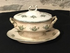 Ancienne petite soupière sur