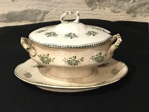 Ancienne petite soupière sur