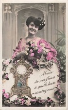 CP FEMME FLEURS DANS CHEVEUX SOURIANTE AVEC ROSES PENDULE ILLUSTREE - 62383