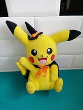 21.08.03.4 Peluche Pokémon Pikachu 22cm Halloween déguisé noeud abimé