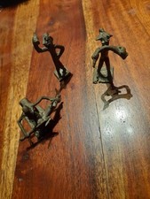 3 Petites statuettes