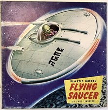 Maquette U F O Plastic Model FLYING SAUCER KIT By Paul Lindberg