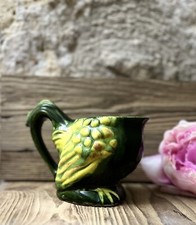 Petit pot à lait en barbotine