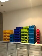 Bacs de rangement à bec empilables 