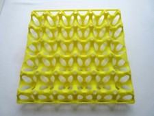 présentoir à oeufs en plastique jaune, époque 1970