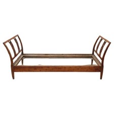 Lit simple ancien en merisier