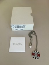 Beau collier Chanel avec