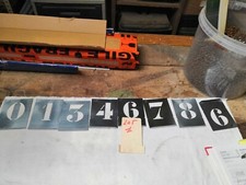 Pochoir en zinc , chiffres , numéros de 0 à 9. attention manque  2 et  5 Lot 1