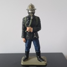 FIGURINE STARLUX POMPIER ANCIEN CASQUE ARI AVEC MASQUE A GAZ