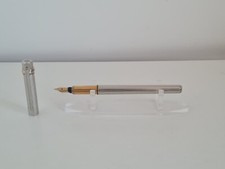 Stylo plume must de - plume,