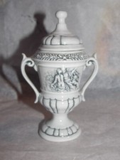 Petit pot en porcelaine avec